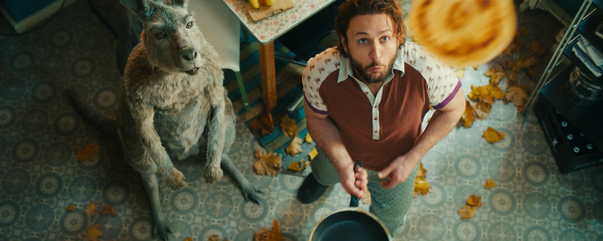 Känuguru und Marc-Uwe mit Pfannkuchen